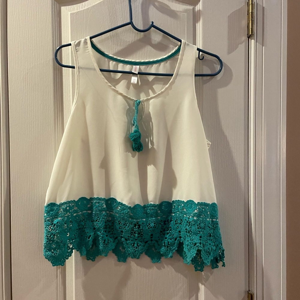 Xhiliration sleeveless blouse size large off white with green lace